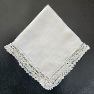 VINTAGE ELEGANT WHITE HANDKERCHIEF WITH CROCHET LACE TRIM
